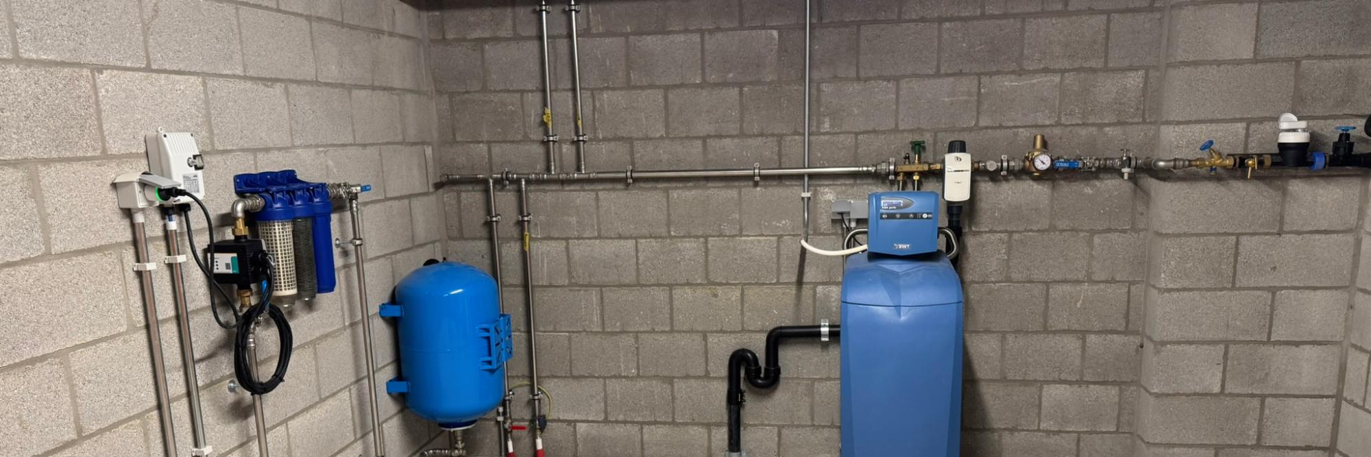 départ compteur avec filtre, réducteur de pression et adoucisseur ainsi qu'une unité de commande d'eau de pluie immergée avec triple filtre et vase d'expansion 
